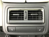 後部座席にもエアコン吹き出し口がしっかり装備されています。後席にもシートヒーターが付いてます