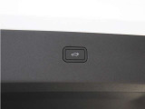 テールゲートには、スイッチ一つで開閉可能な電動開閉機能を採用。ディスプレイから、またはテールゲートにあるボタンを使用して開閉します。