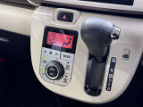 操作しやすいインパネシフトとオートエアコン!足元が広々と使えて運転席と助手席の移動もスムーズに行える便利なレイアウトです。