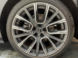 BMWならではの卓越した走りを支えるホイールと足回りです!日本車の走りに慣れている方にもぜひ体感して頂きたいほど、高いレベルでまとまっています!
