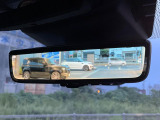 クリアサイトインテリアリアビューミラーは車体に装備したカメラによって、後方の映像がミラーに映し出されます。ミラーユニット下部のレバーで簡単にモード切替も可能です。