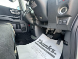 運転席足元の状態もご確認下さい。