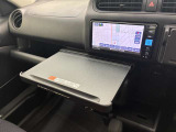 ナビ画面の下には収納可能なテーブルがあります。出先での車内での昼食やノートパソコンでの仕事に便利です。