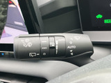 雨天時や視界不良時でも、安心して運転できるワイパーレバー。自動モードも搭載し、状況に合わせて最適に作動します。