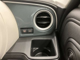 【運転席ドリンクホルダー】使いやすさに配慮したドリンクホルダー