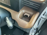運転席、助手席の前にドリンクホルダ-が付いています!