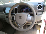 オーディオの音量やチャンネル操作ができるスイッチが、ハンドルに付いています。運転中でも、操作が行えて非常に安全・便利です!