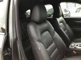 マツダは運転手中心の車つくりを行っております。上部に視認ゾーン、手が届く位置に操作ゾーンを配置し、運転に集中できるコックピットを演出しております☆