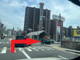 カーロッツ新大阪店までの経路ご案内です。176号線の大阪方面から京都方面に向かった経路です。トヨタの看板が見えますので信号を左折です。