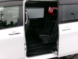 ハンズフリーオートスライドドア(両側)インテリジェントキーをバックやポケットに入れたまま、スライドドアの下に足先をスッと入れてサッと引くだけでドアが自動でオープンクローズ。
