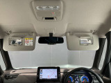両席のサンバイザーにはバニティーミラーも付いています。身だしなみチェックには欠かせません。