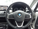 BMWは&ldquo;駆けぬける歓び&rdquo;を大切にしていますので、ステアリングも握ったときの質感や操作感にこだわっています。ぜひ実際に握ってみてください。