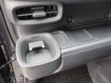 助手席のカップホルダーです。運転席にも装備されています。