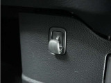 ◆コンビ二フック◆ちょっとした買い物の袋を吊り下げたり、ゴミ袋を吊り下げられるコンビニフックがあり車内を転がらず便利です!