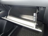 【グローブボックス】シンプルなデザインのグローブボックス。車検証などを収納しておくことが出来ます。