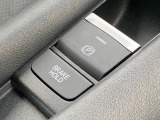 電動パーキングブレーキ・オートブレーキホールドです。ボタンを引っ張るだけでサイドブレーキがかかります。オートブレーキホールドは信号待ちや渋滞でもブレーキを踏み続ける必要なし!楽に運転できます!