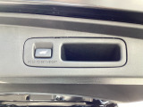 テールゲートにあるパワーテールゲートのスイッチです。このスイッチを押すと自動で締まります♪