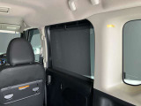 ロール式シェードが出てきます!車内の温度を安定して保てます♪強い日差しもシャツトダウンしてくれます☆