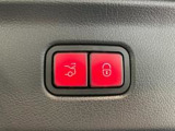 メモリー付きパワーシートが装備されている車両はシートの位置・ドアミラーの角度・ハンドルの位置を3名まで記憶出来ます。