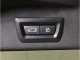 【電動テールゲート】オートマアチックトランクリッドオペレーションが装備されています。両手が塞がっている時でも、スマートキーを身につけていればハンズフリーで開閉可能です。