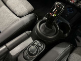 手元でスマートに操作。運転姿勢を崩さず、ディスプレイを快適にコントロールできます。