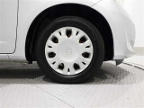 タイヤサイズは(175/65R14)でキャップ付きスチールホイールです。