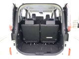 バックドアが大きく開き、開口部がスクエア型で荷物の積み込みやすいラゲージスペースです。