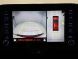 パノラミックビューモニターを装備。駐車場や交差点でクルマを真上から見るように周囲を確認できます。機能の詳細は販売店スタッフまでおたずねください。