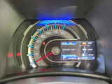 視認性の高いメーターで、車の状態をひと目で確認できます。スピード、燃料、水温など、必要な情報を分かりやすく表示します。