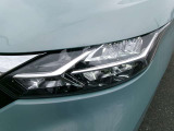 LEDヘッドランプ。夜間ドライブ安心。ハイビームアシスト。ヘッドランプのハイビームとロービームを自動切り替え。常に良好な前方視界の維持をサポート。