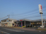九州スズキ販売 スズキアリーナ飯塚柏の森店、国道沿いございます。