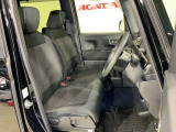 乗降がしやすい運転席。高さが調節できて小柄な方でも運転しやすいポジションをとることができます。