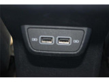 リヤシート充電用USBポート。