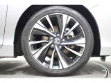 純正のアルミホイールが足元を飾ります!タイヤサイズは235/45R18 になります。
