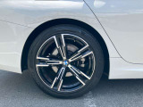 【BMWアロイホイール】軽量かつ強度に拘ったアロイホイール。走行性能ポテンシャルを引き出す設計。タイヤのサイドウォールが強化されたランフラットタイヤは、パンク時にタイヤがつぶれてもリムから外れません。