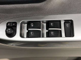 パワーウィンドのスイッチです。運転席に座りながら、助手席や後席の窓を開け閉めできるので大変便利ですよ。