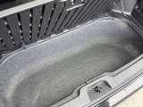 トランクの下にも収納スペースあり。
