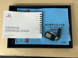 メンテナンスノート【点検整備記録簿・保証書】、取説も揃ってます。スマートキーはバッグなどにしまったままボタン操作でエンジン始動・停止やハイブリッドシステムの起動や停止ができて大変便利です