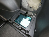スペアタイヤレス車です。応急セットを搭載しております。