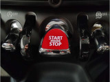 MINIの内装はとにかく『円』に拘ったデザインコンセプトが一目で伝わってきます。これほど円形に拘った車は他に御座いません。伝統のデザイン、トグルスイッチなど遊び心のある内装で御座います。