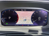 【Digital Cockpit Pro】基本の速度計とタコメーターの表示に加え、中央にドライビングデータやマップなどを少ない視線移動で視認できます。