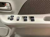 【運転席ドアスイッチ回り】パワーウィンドー[ロック機構]・電動格納式リモコンドアミラースイッチがまとまっているので操作しやすいです。