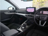 内装はシンプルに使い勝手を考え作られています。お車を運転する感覚をダイレクトに体感して頂けます。室内も広くロングドライブにも快適にお過ごしいただけます。