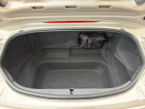 【トランク】間口は狭いですが、奥行きは意外と広いんです!オープン状態にしても、荷室内の容量に変化がないのが特徴です♪