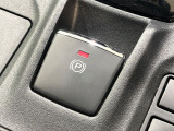 【電動パーキングブレーキ】パーキングブレーキは便利な電動式!ボタン一つで操作でき、アクセルを踏めば自動で解除されます♪レバーやペダルが無いので運転席廻りもすっきりしますね♪
