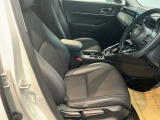 包み込むような背もたれがドライバーの身体全体をしっかり支えます。長時間の運転も快適な座り心地です。