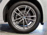 【BMWアロイホイル】軽量かつ強度に拘ったアロイホイル。走行性能ポテンシャルを引き出す設計。車の足元を引き締めてくれる大きなポイントはアロイホイルです。