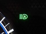 【ハイビームアシスト】先行車または対向車の有無や周辺の明るさなどに応じて、ヘッドライトのハイビーム(上向き)とロービーム(下向き)を自動で切り替えます。
