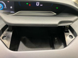運転席前にも収納ボックスがあります!USBソケットもあるので携帯を置いておくのも便利です!