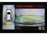 ハンドル操作にあわせてガイドラインが変化するバックガイドモニター搭載。全方位、フロント、左右側面モニターも搭載しているので、周囲の状況を確認しながら駐車出来ます。慣れない場所でも心強いですよ。